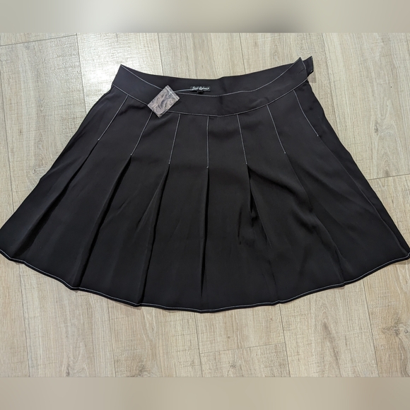 Smak Parlour Plus Size Black Pleated Mini Skirt - 1X/16 - Picture 2 of 4